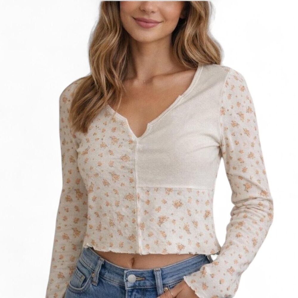American Eagle Women's Creamy White Waffle Knit Shirt W/ Disty Peach Florals. L.